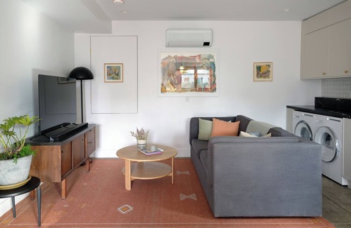 North Berkeley Apartment | Modern 1-bedroom garden apartment in Berkeley Victorian