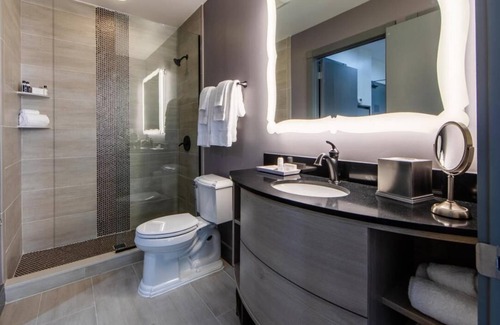 Central Business District Resort | Modern 1 Bedroom Signature @ New Orleans Resort by Holiday Inn Vacations