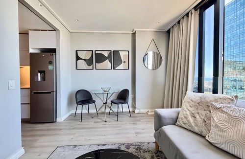 Cape Town City Centre Apartment | Modern 1-bedroom with WiFi, fitness room, rooftop in amazing Cape Town