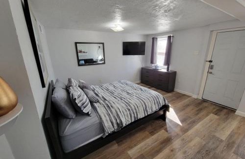 Marshall-Shadeland Apartment | Modern 1 BR Apt - Easy Parking 5 min from Downtown