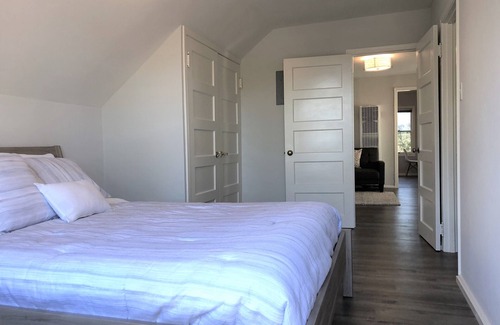 West Alameda Apartment | Modern 1bdrm retreat + private balcony sleeps 4