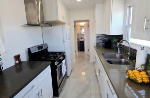 Hawthorne Apartment | Modern 1BR/1BA Apartment – 5 Mins to SoFi Stadium & LAX!