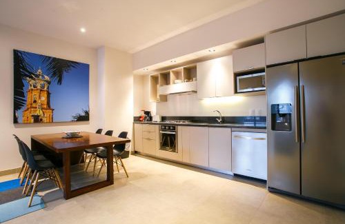 Emiliano Zapata House | Modern 1BR | 2 Pools, Hot Tubs, Gym & Balcony
