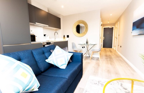 Holbeck Apartment | Modern 1BR Apt with City Views - Walk to Leeds CC