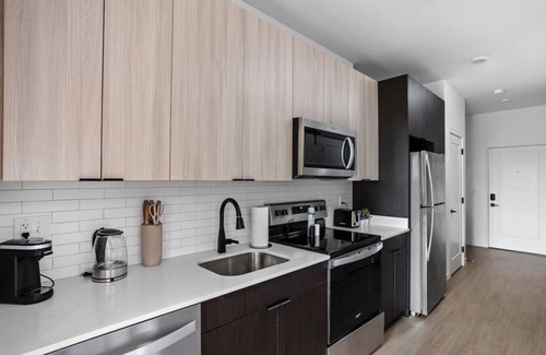 Mile Square Apartment | Modern 1BR in Indy | Walk to Bars & Events