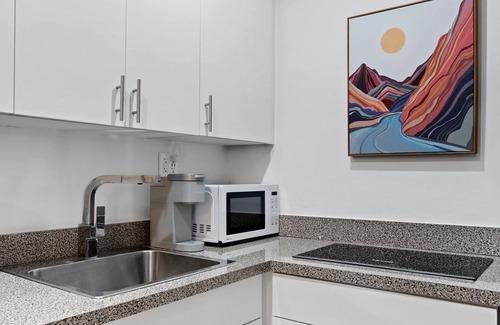 Pompano Beach House | Modern 1BR Retreat By The Beachn