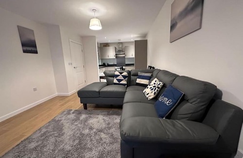 Belvedere Apartment | Modern 2 bed 2 bath Flat Close to Train station