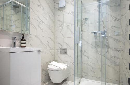 Camden Town with Primrose Hill Apartment | Modern 2 Bed Apartment in Prime Camden Sleeps 6
