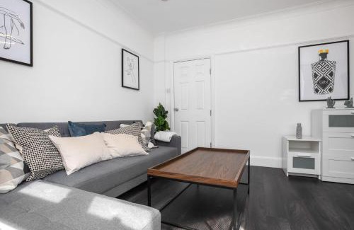 Camden Town with Primrose Hill Apartment | Modern 2 Bed Apartment in Prime Camden Sleeps 6