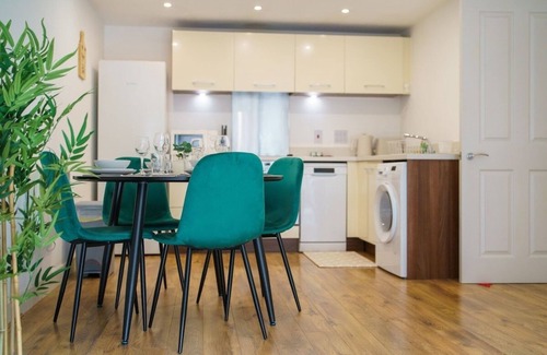 Swindon Apartment | Modern 2-bed central Swindon flat, 1 free parking