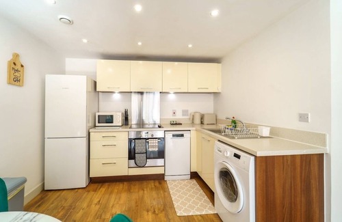Swindon Apartment | Modern 2-bed central Swindon flat, 1 free parking