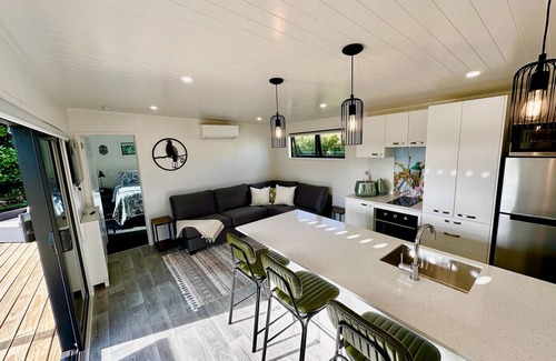 Bombay Bed & Breakfast | Modern 2 Bedroom, 2 Bathroom Cottage with Farm Views