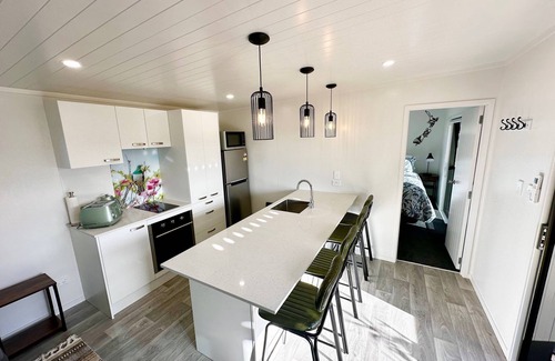 Bombay Bed & Breakfast | Modern 2 Bedroom, 2 Bathroom Cottage with Farm Views