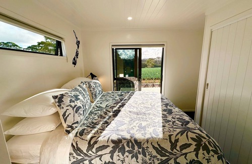 Bombay Bed & Breakfast | Modern 2 Bedroom, 2 Bathroom Cottage with Farm Views