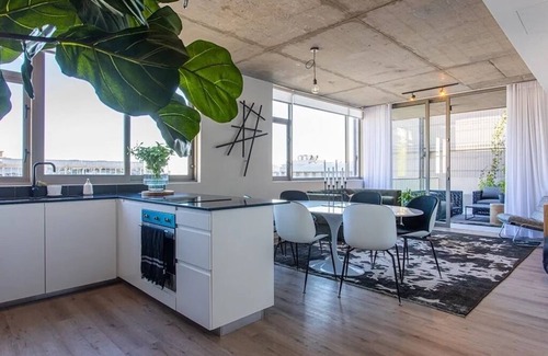 Cape Town City Centre Apartment | Modern 2-bedroom apartment with large teracce in delightful De Waterkant