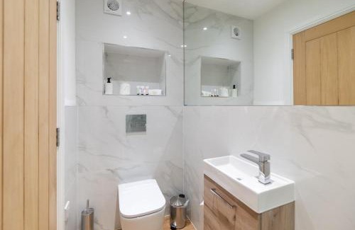 Rothley Apartment | Modern 2-Bedroom Apartment in Prime Location # 1
