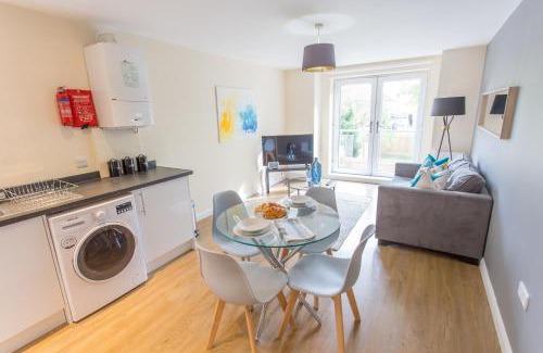 Oxford Apartment | Modern 2 Bedroom Apartment with Parking, Near Headington Hospitals & Oxford Brookes