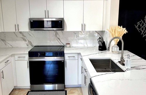 Naples Condo | Modern 2-bedroom condo with all amenities close to downtown, beach and shops