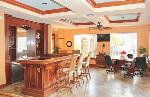 Naples Condo | Modern 2-bedroom condo with all amenities close to downtown, beach and shops