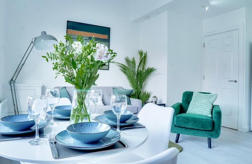 Birkenhead Apartment | Modern 2 bedroom flat - 15 minutes to Liverpool