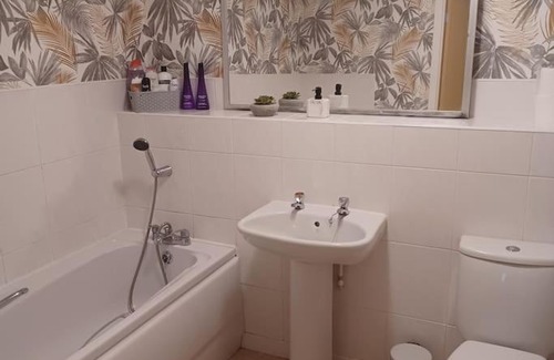 Heaton Apartment | Modern 2 bedroom flat with free private parking