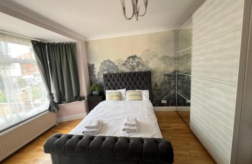 Cricklewood Apartment | Modern 2 Bedroom Gem With Private Garden