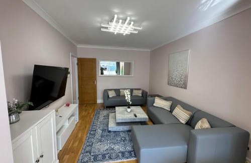 Cricklewood Apartment | Modern 2 Bedroom Gem With Private Garden