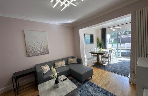 Cricklewood Apartment | Modern 2 Bedroom Gem With Private Garden