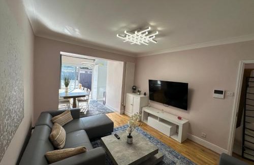 Cricklewood Apartment | Modern 2 Bedroom Gem With Private Garden