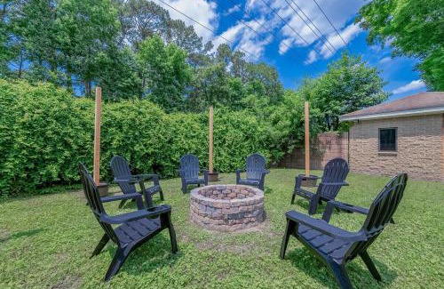 Portsmouth House | Modern 2 Bedroom Home with Fire Pit, Bikes