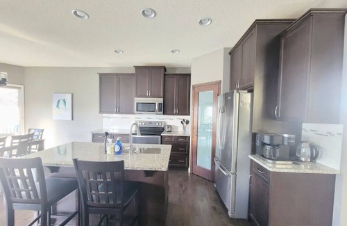 Northwest Edmonton House | Modern 2 Bedroom house - North Edmonton