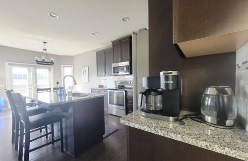 Northwest Edmonton House | Modern 2 Bedroom house - North Edmonton