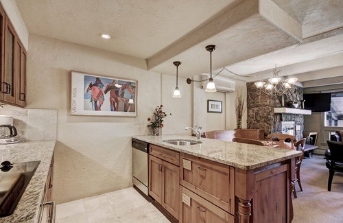 Vail Hotel | Modern 2 BR Condo Lodge at Vail, Walk to Gondola by RedAwning - Save 20% on 7+ Nights!