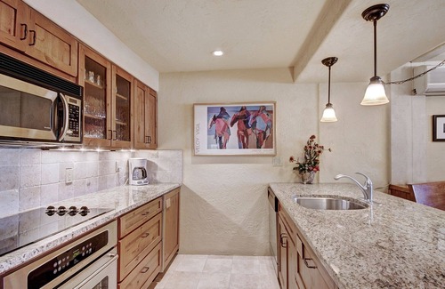 Vail Hotel | Modern 2 BR Condo Lodge at Vail, Walk to Gondola by RedAwning - Save 20% on 7+ Nights!