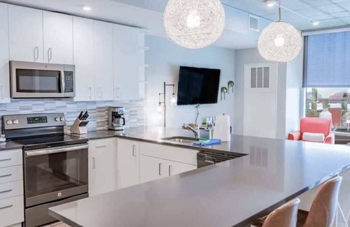 Downtown Apartment | Modern 2 BR with Balcony downtown GR