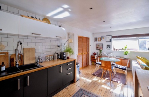 College Apartment | Modern 2BD Flat w/Decked Terrace, Dulwich