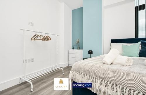 London Borough of Hounslow Apartment | Modern 2BDR Apartment With Free Wi-Fi, Private Parking Near to Heathrow By Aurora WorkNest Short Lets & Serviced Accommodation London