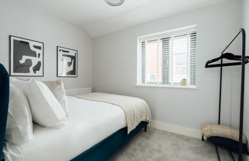 Dorking Apartment | Modern 2Bed House - Walk to Station & High Street, Near Surrey Hills & Denbies Vineyard
