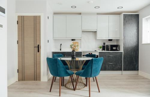 Dorking Apartment | Modern 2Bed House - Walk to Station & High Street, Near Surrey Hills & Denbies Vineyard