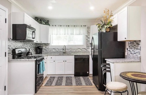 College Park Apartment | Modern 2BR 1BA - 5-min to ATL Airport - Free Parking-3B