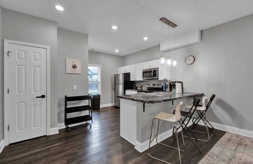 St. Joseph Apartment | Modern 2BR Apt, Pets + Laundry, Near Univ & Mosaic