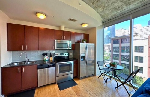 Central Business District Condo | Modern 2BR Downtown Houston High-Rise w/Skyline Views, Rooftop Pool & 24h Gym