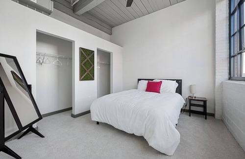 Downtown Cleveland Bed & Breakfast | Modern 2BR Gem in the City’s Heart