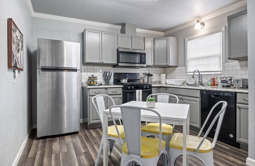Sacramento Apartment | Modern 2BR in West Sac *5 Mins Downtown* w/Laundry