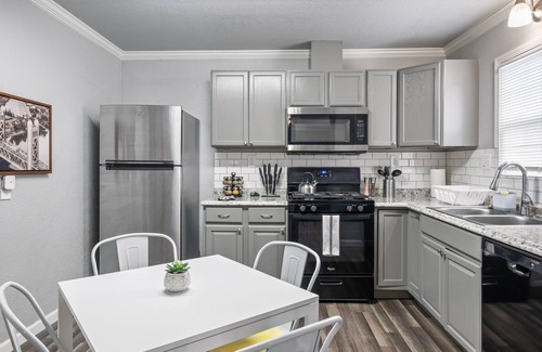 Sacramento Apartment | Modern 2BR in West Sac *5 Mins Downtown* w/Laundry