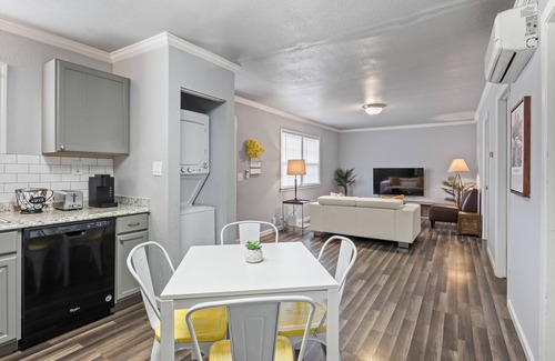 Sacramento Apartment | Modern 2BR in West Sac *5 Mins Downtown* w/Laundry