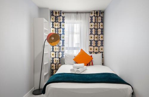 South Acton Apartment | Modern 3 Bed Apartment in Acton, Perfect for Business & Contractors with Free Parking!