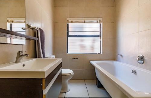 Kareeberg Apartment | Modern 3-Bed Apartment Perfect for Family & Groups