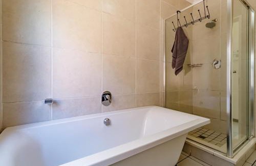 Kareeberg Apartment | Modern 3-Bed Apartment Perfect for Family & Groups