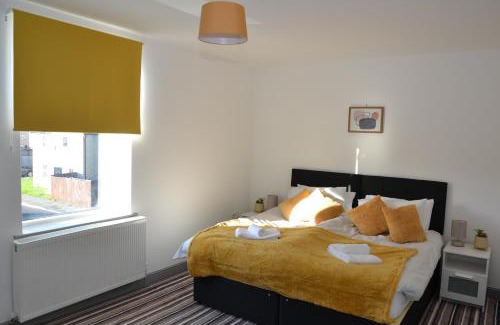 Burnley Apartment | Modern 3 bed home, Free Parking, Free Netflix and WIFI